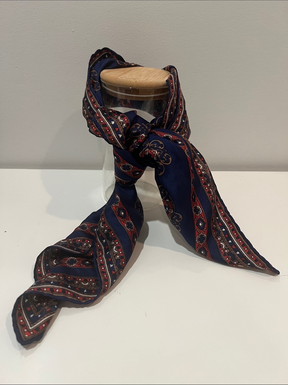 Square scarf with rolled edges